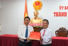 Le vice-président du Comité populaire de la ville de CânTho, Nguyên Thuc Hiên (à gauche) et le président de l’Association Khmer - Vietnam au Cambodge, Sim Chy. Photo : baocantho.com.vn