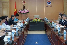 Séance de travail entre la ministre de la Santé par intérim, Dào Hông Lan, et le président et directeur général d’AstraZeneca Vietnam, Nitin Kapoor. Photo : suckhoedoisong.vn