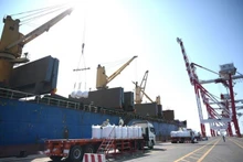 Le port international de Long An donne le coup d’envoi de l’exportation de 15.000 tonnes de PP. Photo : VNA