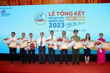 Remise de certificats de mérite du Ministère de la Culture, des Sports et du Tourisme à des collectifs et particuliers ayant eu des contributions remarquables à l'Année nationale du tourisme 2023. Photo: VNA