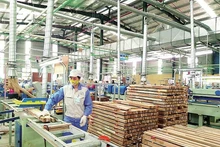 Au premier semestre 2024, la valeur des exportations de bois et de produits forestier du Vietnam a atteint 7,95 milliards de dollars, soit une hausse de 21,2% sur un an. Photo : congthuong.vn