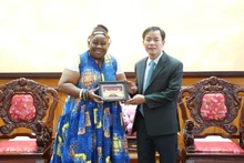 Le président du Comité populaire de la province de Thua Thiên Huê, Nguyên Van Phuong (à droite) et Vuyiswa Tulelo, ambassadrice de la République d'Afrique du Sud au Vietnam. Photo : thuathienhue.vn