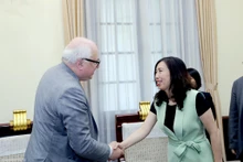 La vice-ministre vietnamienne des Affaires étrangères, Lê Thi Thu Hang et l'ambassadeur Jean Christophe Peaucelle, le 3 juillet à Hanoi. Photo : baoquocte.vn