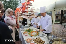 L'ambassade du Vietnam en Italie, en coordination avec la compagnie aérienne nationale du Vietnam, Vietnam Airlines, a organisé la première Journée du "pho" et du "nem" en Italie le 12 décembre afin de promouvoir la culture culinaire et le tourisme vietnamiens. Photo : VNA.