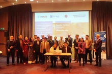 Signature du procès-verbal de remise des échantillons de restes de martyrs par la partie vietnamienne à l'ICMP pour cette dernière applique une nouvelle méthode d'identification de l'ADN. Photo : VAST.