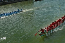 La course de pirogues à Phan Thiêt. Photo : Hông Hiêu/VNA.