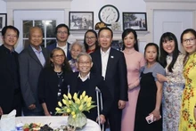 Le Président Vo Van Thuong a rendu visite à la famille du Viêt kiêu Pham Van Tich. Photo : VNA.
