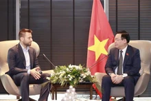 Le Président de l'Assemblée nationale Vuong Dinh Huê (à droite) et Dimitar Naydenov, directeur des fusions et acquisitions du laboratoire Sopharma, un des leaders des acteurs pharmaceutiques bulgares. Photo : VNA.