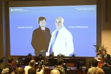 La Hongroise Katalin Kariko et l'Américain Drew Weissman, gagnant du prix Nobel de médecine 2023. © Jessica Gow/AP/SIPA