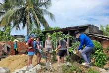 Des étudiants volontaires américains construisent six maisons de charité pour les ménages pauvres de la province de Quang Ngai. Photo : sggp.org.vn