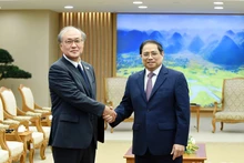 Le Premier ministre Pham Minh Chinh (à droite) et le secrétaire général du Secrétariat à la sécurité nationale du Japon, Akiba Takeo, le 6 mars à Hanoï. Photo : NDEL.