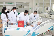 Le Premier ministre Pham Minh Chinh rend visite aux patients soignés à l'Hôpital central des maladies tropicales installé au district de Dông Anh, à Hanoi. Photo : VNA.