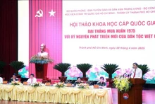 Le symposium national, placé sous le thème "La grande victoire du printemps 1975 avec la nouvelle ère de développement de la nation vietnamienne", s'est tenu dans la matinée du dimanche 20 avril à Hô Chi Minh-Ville. Photo : VNA