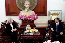 Le vice-président du Comité populaire municipal de Cân Tho, Nguyên Thuc Hiên (à droite) et l'ambassadrice de Suède au Vietnam Ann Måwe. Photo : VNA
