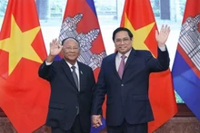 Le Premier ministre Pham Minh Chinh (à droite) et le président de l’Assemblée nationale du Cambodge Samdech Heng Samrin, à Hanoi, le 13 septembre. Photo : VNA.
