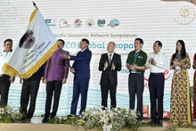 Le président du Comité populaire de la province de Cao Bang, Hoàng Xuân Anh, reçoit le drapeau pour accueillir alternativement la 8e Conférence internationale du Réseau régional des géoparcs mondiaux UNESCO de la région Asie-Pacifique en 2024. Photo : thoidai.com.vn