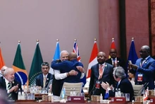 Le Premier ministre indien Narendra Modi félicite le président des Comores, Azali Assoumani, également président de l’Union africaine, lors de l’ouverture du sommet du G20 le 9 septembre à New Delhi. Photo: MEA/X
