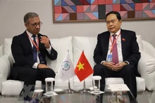 Le Vice-Président permanent de l'Assemblée nationale, Trân Thanh Mân (à droite), s'entretient avec le Président de l'UIP, Duarte Pacheco. Photo : Nguyên Truong/AVI.