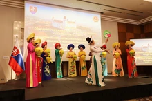 Lors de la célébration de la reconnaissance de la communauté vietnamienne en tant que 14e groupe ethnique minoritaire de Slovaquie. Photo : NDEL