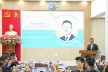 Lê Quôc Minh, membre du Comité central du Parti communiste du Vietnam, et rédacteur en chef du journal Nhân Dân, prend la parole lors de l'atelier. Photo : NDEL.