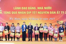 Le président du comité central du Front de la patrie du Vietnam, Dô Van Chiên, distribue des cadeaux aux travailleurs en difficulté de la province de Hà Nam. Photo: NDEL.