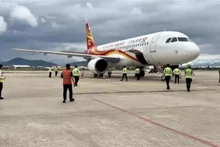 Le vol HX548, opéré par Hong Kong Airlines, a atterri à l'aéroport international de Da Nang le 19 juillet. Photo : VNA.