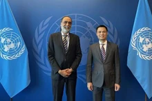 Le représentant permanent du Vietnam auprès de l’ONU, Dang Hoàng Giang (à droite), avec le sous-secrétaire général de l’ONU et envoyé du secrétaire général pour la technologie Amandeep Singh Gill. Photo: VNA