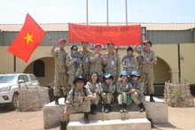 Les cadres de la rotation 5 de l’hôpital de campagne de niveau 2 du Vietnam lors du voyage bénévole pour fournir des soins de santé aux femmes et aux enfants à Bentiu, dans le Soudan du Sud. Photo : VOV.