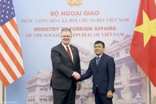 Le vice-ministre permanent vietnamien des Affaires étrangères Nguyên Minh Vu (à droite) et le secrétaire d’État adjoint américain Daniel Kritenbrink. Photo : VOV. 