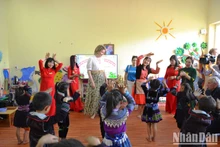 La Reine de Belgique dans une classe de l’école maternelle Hàm Rông. Photo : NDEL.