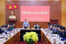 Le Premier ministre Pham Minh Chinh (debout) travaille avec la Permanence du Comité du Parti de Lai Châu. Photo : VNA.