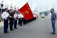 Des membres d'équipage de la frégate 012-Ly Thai Tô au port de Cam Ranh. Photo: qdnd.com.vn