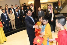 Le Premier ministre Pham Minh Chinh lors de sa rencontre avec le personnel de l’ambassade du Vietnam et des représentants de la communauté vietnamienne en Arabie saoudite. Photo: NDEL
