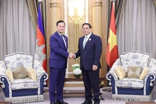 Le Premier ministre Pham Minh Chinh (à droite) et son homologue cambodgien Samdech Thipadei Hun Manet. Photo : VNA