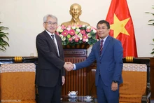 Le vice-ministre permanent des Affaires étrangères, Nguyen Minh Vu (à droite) et le vice-président principal de JICA, Hataeda Mikio. Photo : baoquocte.vn