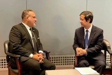 Le ministre de l'Éducation et de la Formation Nguyen Kim Son (à droite) et le secrétaire américain à l'Éducation. Photo: giaoducvathoidai