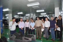 La délégation journalistes étrangers en visite dans l’entreprise JNTC Vina Co., Ltd, au capital 100 % sud-coréen. Photo : baoquocte.vn