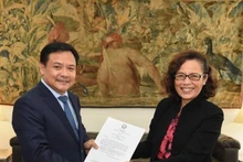 Le nouvel ambassadeur du Vietnam au Brésil, Bùi Van Nghi, et la vice-ministre permanente brésilienne des Affaires étrangères, Maria Laura da Rocha. Photo : VNA.