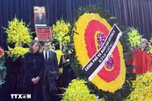 La présidente du Sénat australien, Sue Lines, à la tête d'une délégation australienne rend hommage au secrétaire général Nguyên Phu Trong. Photo : VNA.