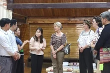 La délégation du département français du Val-de-Marne visite des des propriétaires des homestays et des artisans qui préservent la culture traditionnelle de l’ethnie Thai dans le chef-lieu de Nghia Lô. Photo : VNA.