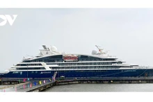 Le bateau de croisière battant pavillon français Le Lapérouse accosté au port de Chân Mây dans la soirée du 9 octobre. Photo : VOV