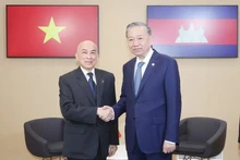 Le secrétaire général du PCV et président vietnamien, Tô Lâm (à droite) et le roi du Cambodge, Norodom Sihamoni. Photo : NDEL.