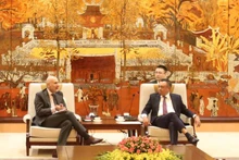 Le président du Comité populaire de Hanoï, Trân Sy Thanh (à droite) et l’ambassadeur italien au Vietnam, Antonio Alessandro. Photo : kinhtedothi.vn.
