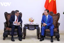 Le Vice-Premier ministre Trân Hông Hà (à droite) et le président et directeur exécutif d’Astra Zeneca, Nitin Kapoor, 14 août à Hanoi. Photo : VOV.