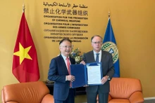 L’ambassadeur du Vietnam aux Pays-Bas, Ngô Huong Nam (à gauche) lors de la cé rémonie de présenter ses lettres de créance au directeur de l’OIAC. Photo : baoquocte.vn