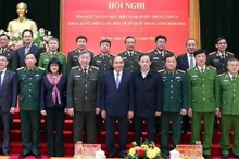 Le Président Nguyên Xuân Phuc (premier rang, 5e à partir de la droite) et des délégués lors de la conférence. Photo : VNA.