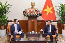 Le ministre vietnamien des Affaires étrangères, Bùi Thanh Son (à droite), et l’ambassadeur britannique au Vietnam, Iain Frew. Photo : VNA.
