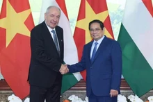 Le Premier ministre Pham Minh Chinh (droite) et le président hongrois, Sulyok Tamas. Photo : NDEL.