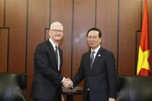 Le Président Vo Van Thuong (à droite) et le directeur général d’Apple, Tim Cook. Photo : VNA.