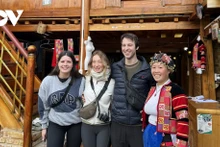 Veronica, une touriste italienne et ses amis lors de leur voyage à Hà Giang. Photo : VOV.